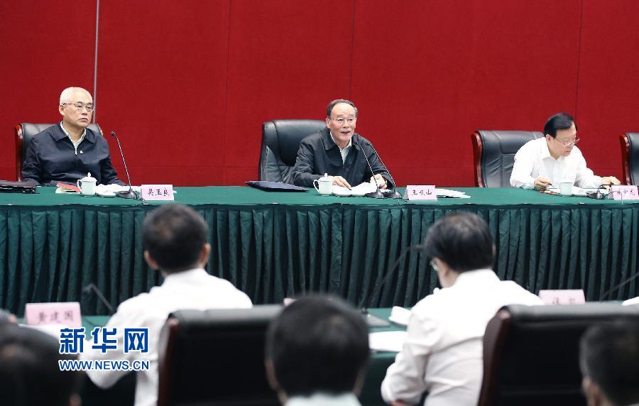 5月8日至10日，中共中央政治局常委、中央紀委書記王岐山到浙江省調研，并主持召開部分省區(qū)市紀委書記座談會。這是5月9日，王岐山在嘉興主持召開部分省區(qū)市紀委書記座談會。新華社記者 姚大偉 攝 