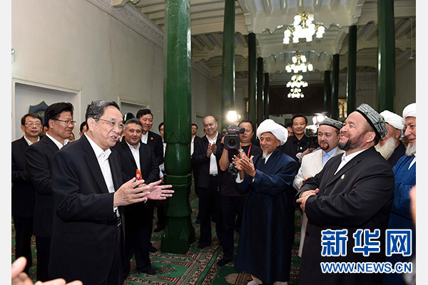 9月26日，中共中央政治局常委、全國政協(xié)主席、中央代表團(tuán)團(tuán)長俞正聲率中央代表團(tuán)部分成員赴喀什看望各族干部群眾。這是俞正聲等來到喀什市艾提尕爾清真寺，與喀什地區(qū)宗教人士代表交流。新華社記者 饒愛民 攝  