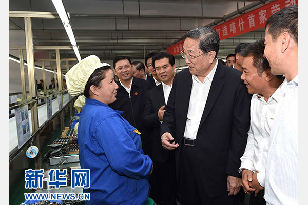 這是俞正聲等在喀什經(jīng)濟(jì)開發(fā)區(qū)深圳產(chǎn)業(yè)園視察電子產(chǎn)品生產(chǎn)線，并與現(xiàn)場工人親切交流。新華社記者 饒愛民 攝