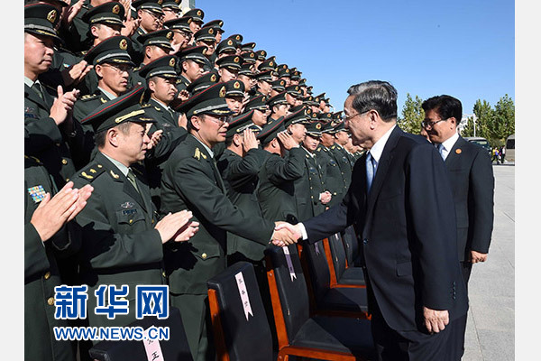 這是俞正聲等赴南疆軍區(qū)慰問，會(huì)見官兵代表。新華社記者 饒愛民 攝