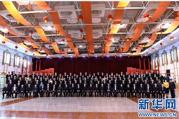 這是俞正聲同喀什地區(qū)有關(guān)負(fù)責(zé)同志、各界人士代表、援疆干部代表合影留念。新華社記者 饒愛民 攝