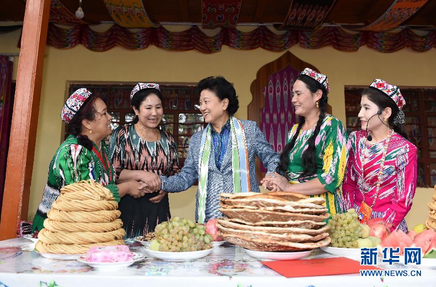 　9月26日，中共中央政治局委員、國務(wù)院副總理、中央代表團副團長劉延?xùn)|率中央代表團分團到和田地區(qū)看望慰問各族干部群眾。這是劉延?xùn)|在和田市吉亞鄉(xiāng)喀勒塔吐格曼村與維吾爾族群眾在一起。新華社記者張領(lǐng)攝