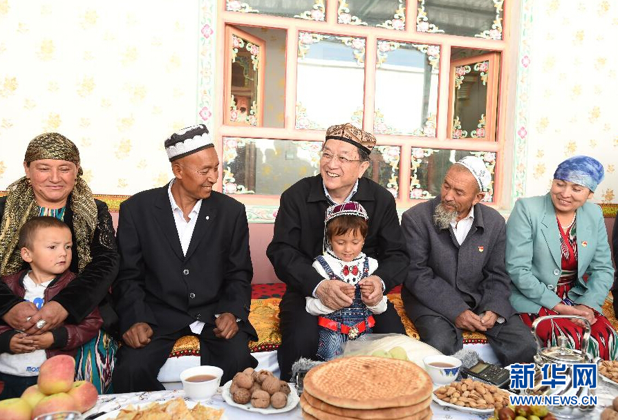 9月27日，中共中央政治局常委、全國政協(xié)主席、中央代表團團長俞正聲率中央代表團部分成員赴喀什地區(qū)莎車縣看望各族干部群眾。這是俞正聲在莎車縣艾力西湖鎮(zhèn)21村看望維吾爾族村民阿布來提&middot;阿不力孜一家。新華社記者 高潔 攝