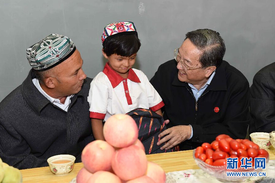 9月27日，中共中央政治局常委、全國政協(xié)主席、中央代表團團長俞正聲率中央代表團部分成員赴喀什地區(qū)莎車縣看望各族干部群眾。這是俞正聲到新疆生產(chǎn)建設(shè)兵團第三師莎車農(nóng)場維吾爾族團場職工家中看望，并向小朋友贈送學(xué)習(xí)用品。新華社記者 饒愛民 攝