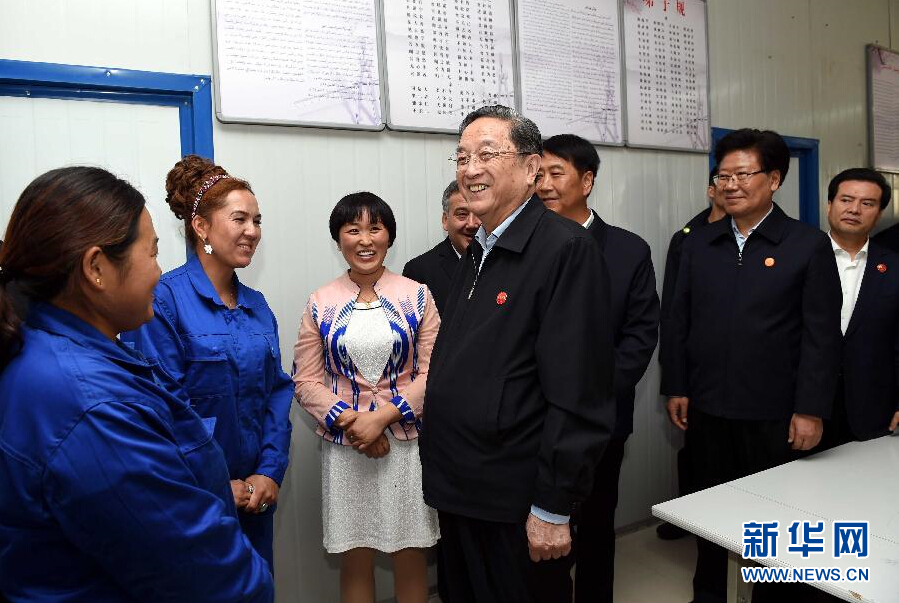 9月27日，中共中央政治局常委、全國政協(xié)主席、中央代表團團長俞正聲率中央代表團部分成員來到新疆英吉沙縣喀什中興手套有限公司考察。新華社記者 饒愛民 攝 