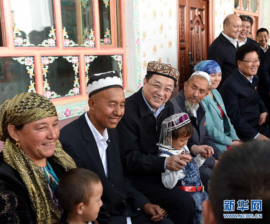 9月27日，中共中央政治局常委、全國政協(xié)主席、中央代表團團長俞正聲率中央代表團部分成員赴喀什地區(qū)莎車縣看望各族干部群眾。這是俞正聲在莎車縣艾力西湖鎮(zhèn)21村看望維吾爾族村民阿布來提&middot;阿不力孜一家。新華社記者 饒愛民 攝