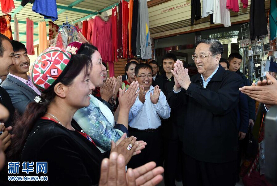 9月27日，中共中央政治局常委、全國政協(xié)主席、中央代表團團長俞正聲率中央代表團部分成員赴喀什地區(qū)莎車縣看望各族干部群眾。這是俞正聲在莎車縣艾力西湖鎮(zhèn)21村看望慰問維吾爾族群眾。新華社記者 饒愛民 攝