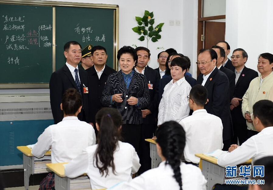 9月27日，中共中央政治局委員、國務(wù)院副總理、中央代表團副團長劉延?xùn)|率中央代表團分團，帶著黨中央、國務(wù)院的親切關(guān)懷和全國各族人民的深切情誼，來到和田地區(qū)、阿克蘇地區(qū)慰問各族干部群眾，并祝賀大家中秋節(jié)快樂。這是劉延?xùn)|視察對口援建的和田天津中學(xué)。新華社記者 張領(lǐng) 攝