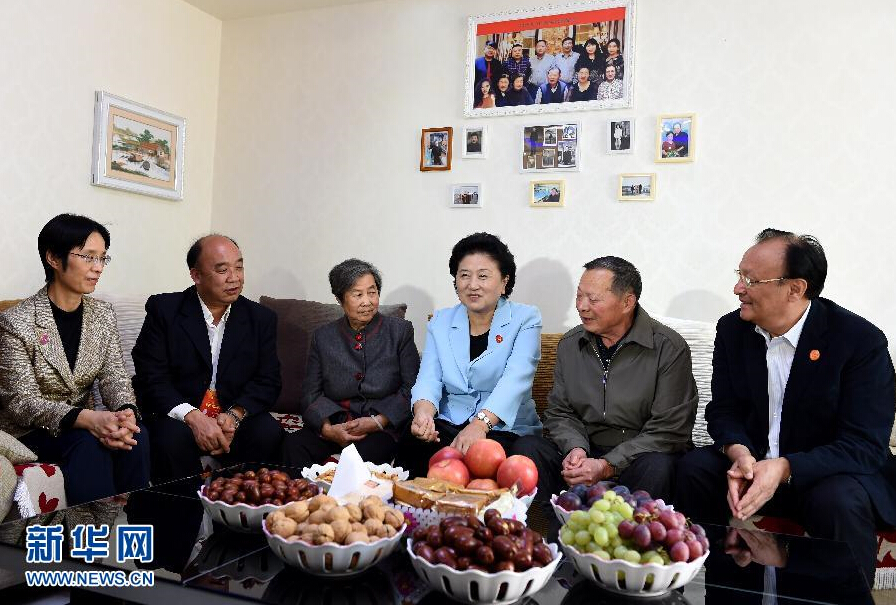 9月27日，中共中央政治局委員、國務(wù)院副總理、中央代表團副團長劉延?xùn)|率中央代表團分團，帶著黨中央、國務(wù)院的親切關(guān)懷和全國各族人民的深切情誼，來到和田地區(qū)、阿克蘇地區(qū)慰問各族干部群眾，并祝賀大家中秋節(jié)快樂。這是劉延?xùn)|來到新疆生產(chǎn)建設(shè)兵團第一師五團團場退休職工包春祥家中慰問。新華社記者 張領(lǐng) 攝