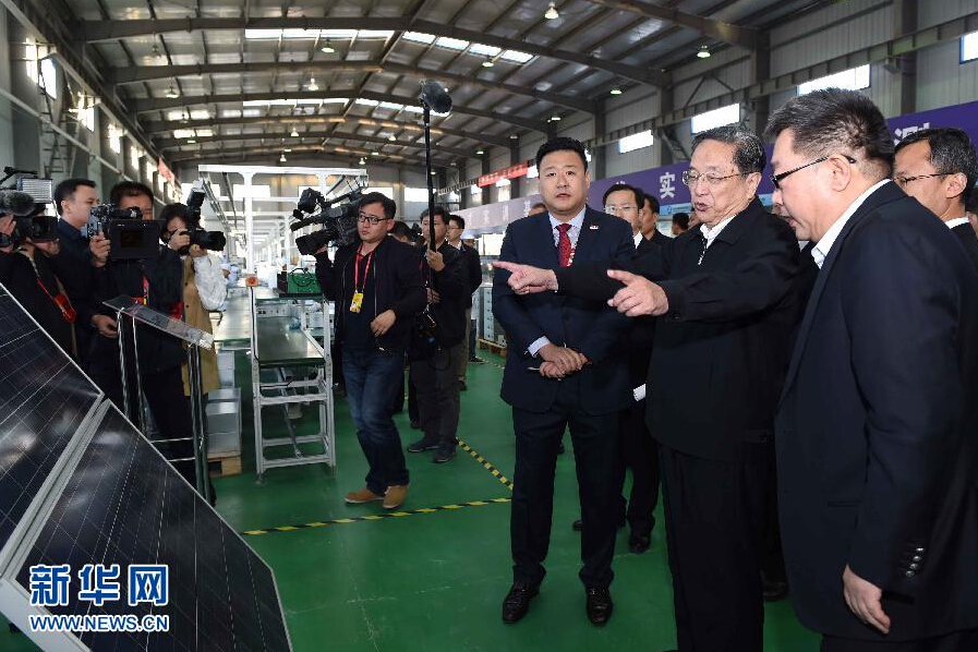 9月28日，中共中央政治局常委、全國政協(xié)主席、中央代表團團長俞正聲率中央代表團部分成員赴祖國最西端的新疆克孜勒蘇柯爾克孜自治州看望慰問各族干部群眾。這是俞正聲來到阿圖什市昆山產(chǎn)業(yè)園新疆中興能源公司視察工作。新華社記者 饒愛民 攝