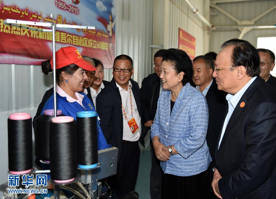 9月28日，中共中央政治局委員、國務(wù)院副總理、中央代表團(tuán)副團(tuán)長(zhǎng)劉延?xùn)|率中央代表團(tuán)分團(tuán)赴阿克蘇地區(qū)、伊犁哈薩克自治州慰問，與各族干部群眾共度節(jié)日、共享歡樂。這是劉延?xùn)|在阿克蘇紡織工業(yè)城慰問棉紡工人。新華社記者張領(lǐng)攝