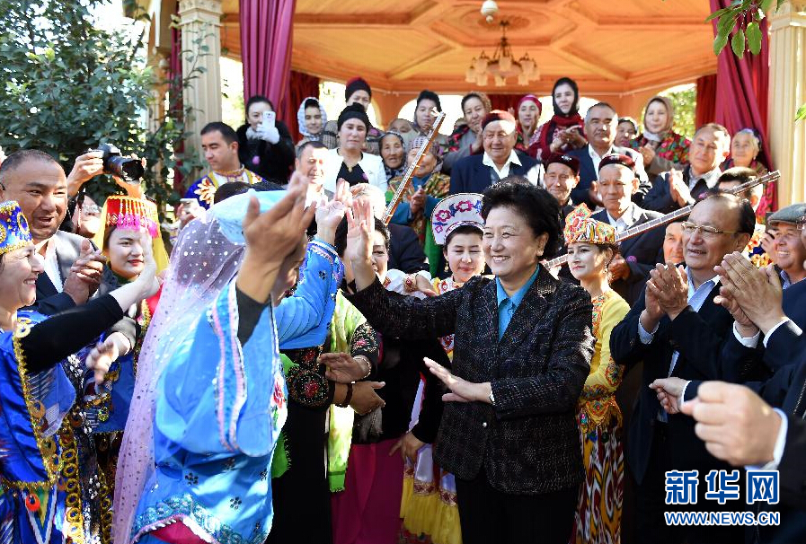 9月29日，中共中央政治局委員、國(guó)務(wù)院副總理、中央代表團(tuán)副團(tuán)長(zhǎng)劉延?xùn)|率中央代表團(tuán)分團(tuán)在伊犁哈薩克自治州看望慰問(wèn)各族干部群眾。這是劉延?xùn)|在伊寧市漢賓鄉(xiāng)發(fā)展村考察慰問(wèn)時(shí)與表演維吾爾族傳統(tǒng)歌舞&ldquo;麥西來(lái)甫&rdquo;的村民們交流。新華社記者張領(lǐng)攝