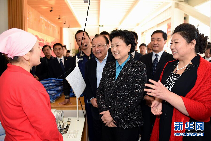 9月29日，中共中央政治局委員、國(guó)務(wù)院副總理、中央代表團(tuán)副團(tuán)長(zhǎng)劉延?xùn)|率中央代表團(tuán)分團(tuán)在伊犁哈薩克自治州看望慰問(wèn)各族干部群眾。這是劉延?xùn)|來(lái)到伊寧市坤漠服裝有限公司考察慰問(wèn)，與維吾爾族女工阿里雅&middot;克里木親切交談。新華社記者張領(lǐng)攝