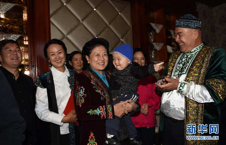 9月29日，中共中央政治局委員、國(guó)務(wù)院副總理、中央代表團(tuán)副團(tuán)長(zhǎng)劉延?xùn)|率中央代表團(tuán)分團(tuán)在伊犁哈薩克自治州看望慰問(wèn)各族干部群眾。這是劉延?xùn)|在伊寧市漢賓鄉(xiāng)發(fā)展村走訪慰問(wèn)哈薩克族村民。新華社記者張領(lǐng)攝