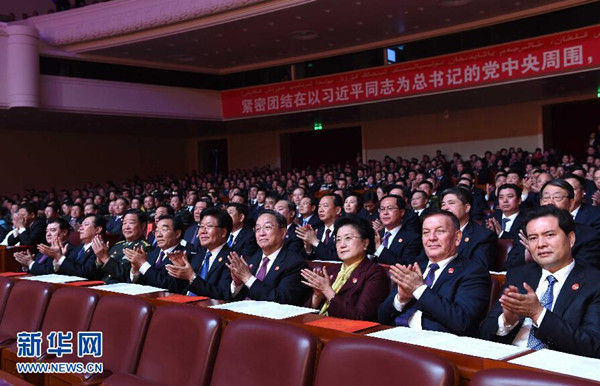     9月30日，慶祝新疆維吾爾自治區(qū)成立60周年文藝晚會《新疆禮贊》在新疆人民會堂精彩呈現。中共中央政治局常委、全國政協(xié)主席、中央代表團團長俞正聲，與2000余名各族群眾代表一起觀看演出。新華社記者 饒愛民 攝