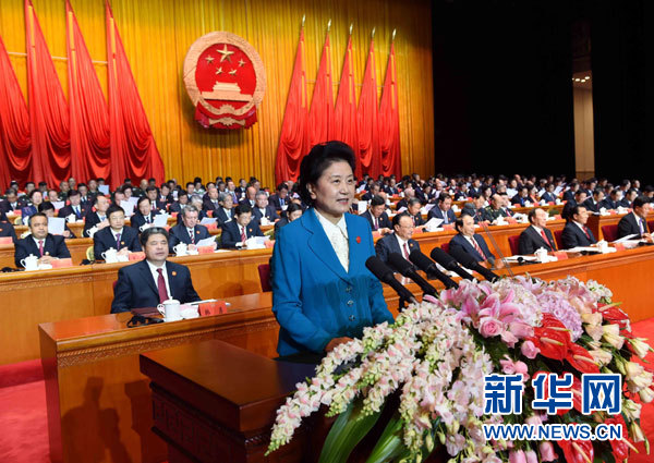 10月1日，慶祝中華人民共和國成立66周年暨新疆維吾爾自治區(qū)成立60周年大會在新疆人民會堂隆重舉行。這是中共中央政治局委員、國務(wù)院副總理、中央代表團(tuán)副團(tuán)長劉延?xùn)|宣讀中共中央、全國人大常委會、國務(wù)院、全國政協(xié)、中央軍委關(guān)于慶祝新疆維吾爾自治區(qū)成立60周年的賀電。新華社記者 饒愛民 攝 