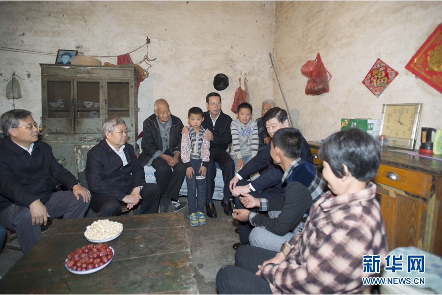 10月22日至23日，中共中央政治局常委、國(guó)務(wù)院副總理張高麗在山東調(diào)研扶貧工作情況。這是10月22日，張高麗在菏澤市巨野縣田莊鎮(zhèn)后屯村入戶看望生活困難村民。 新華社記者 王曄 攝