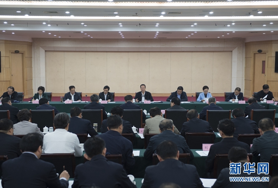 10月22日至23日，中共中央政治局常委、國(guó)務(wù)院副總理張高麗在山東調(diào)研扶貧工作情況。這是10月23日，張高麗在菏澤市主持召開扶貧工作座談會(huì)。 新華社記者 王曄 攝