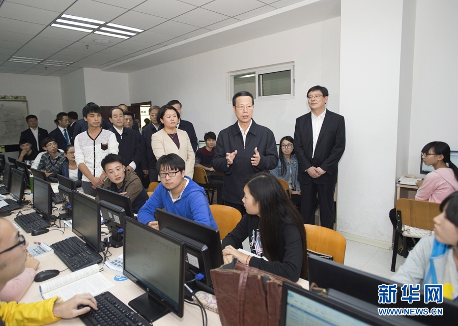 10月22日至23日，中共中央政治局常委、國(guó)務(wù)院副總理張高麗在山東調(diào)研扶貧工作情況。這是10月22日，張高麗在濟(jì)寧市惠普軟件人才實(shí)訓(xùn)基地調(diào)研教育培訓(xùn)脫貧有關(guān)情況。 新華社記者 王曄 攝