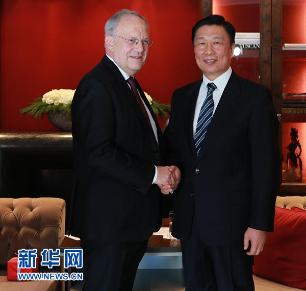 1月21日，中國(guó)國(guó)家副主席李源潮（右）在瑞士達(dá)沃斯會(huì)見(jiàn)瑞士聯(lián)邦主席施奈德－阿曼。 新華社記者羅歡歡攝