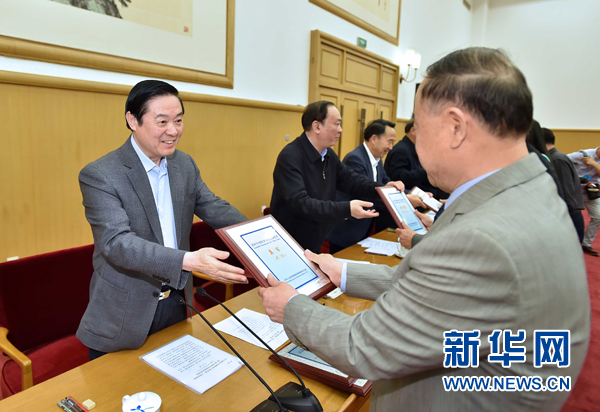 4月8日，中共中央政治局委員、中央書記處書記、中宣部部長劉奇葆在北京同講好中國故事專家學(xué)者、文化交流使者研討班學(xué)員座談。這是劉奇葆在座談會上向獲得講好中國故事文化交流使者稱號的代表頒發(fā)證書。新華社記者 李濤 攝