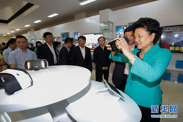 5月8日，中共中央政治局委員、國務院副總理劉延東在天津出席2016年職業(yè)教育活動周啟動儀式暨全國職業(yè)院校技能大賽開幕式。這是劉延東（右一）在天津廣播電視大學體驗區(qū)，通過全景VR設(shè)備體驗汽車修理培訓課程。新華社記者 沈伯韓攝