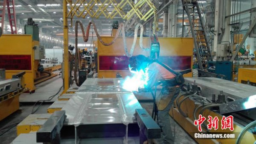 中車青島四方機車車輛股份有限公司&ldquo;80后&rdquo;高級技師張合禮在車間焊接鋼縫。