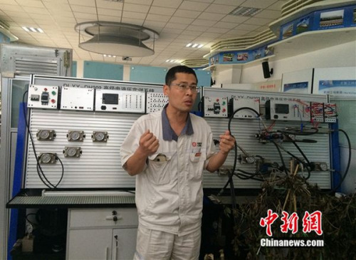 周勇在工作室介紹設(shè)備。中新網(wǎng) 邱宇攝