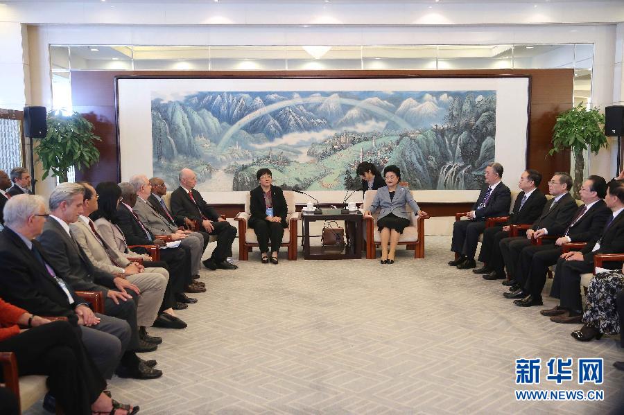 9月28日，國(guó)際醫(yī)學(xué)科學(xué)院組織2016年全體成員大會(huì)在北京舉行。國(guó)務(wù)院副總理劉延?xùn)|出席會(huì)議并作主旨報(bào)告。會(huì)前，劉延?xùn)|集體會(huì)見(jiàn)出席大會(huì)的主要嘉賓。新華社記者劉衛(wèi)兵攝 