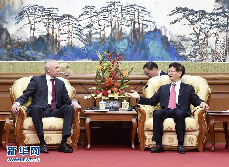 11月25日，中共中央政治局委員、中央政法委書(shū)記孟建柱在北京會(huì)見(jiàn)白俄羅斯總統(tǒng)辦公廳副主任米茨克維奇。 新華社記者燕雁攝 