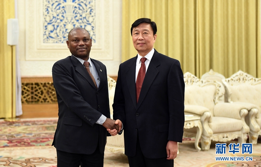 12月26日，國家副主席李源潮在北京會見圣多美和普林西比外交和海外僑民部部長博特略。 新華社記者 張鐸 攝