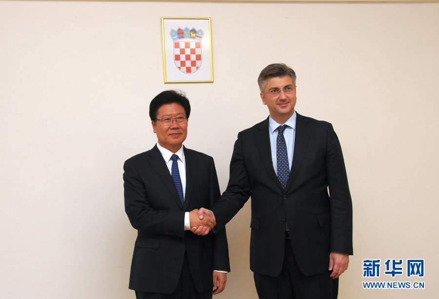 4月10日，克羅地亞民主共同體主席、政府總理普連科維奇（右）在薩格勒布會(huì)見(jiàn)中共中央政治局委員、中央黨的建設(shè)工作領(lǐng)導(dǎo)小組副組長(zhǎng)張春賢。新華社記者薛群攝