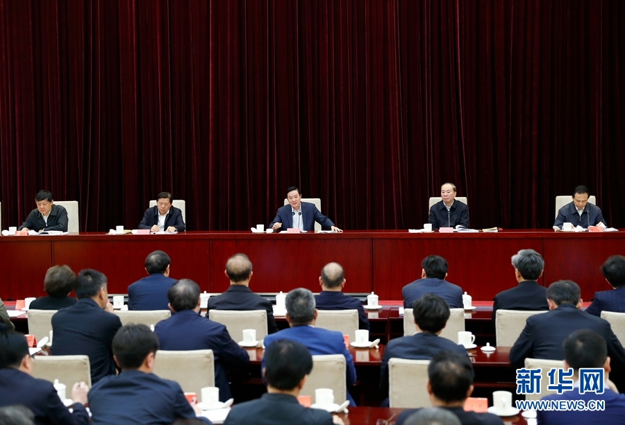 4月13日，中央宣傳部、中央政法委在北京召開(kāi)貫徹落實(shí)《關(guān)于進(jìn)一步把社會(huì)主義核心價(jià)值觀融入法治建設(shè)的指導(dǎo)意見(jiàn)》電視電話會(huì)議。中共中央政治局委員、中央書(shū)記處書(shū)記、中宣部部長(zhǎng)劉奇葆出席會(huì)議并講話。新華社記者丁海濤攝