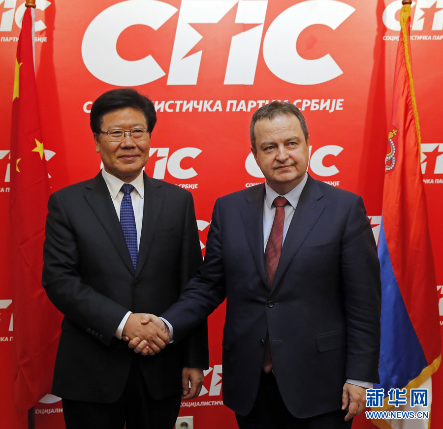 4月13日，中共中央政治局委員、中央黨的建設工作領導小組副組長張春賢（左）在塞爾維亞貝爾格萊德會見塞社會黨主席、政府第一副總理兼外長達契奇。新華社發(fā)（普雷德拉格&middot;米洛薩夫列維奇攝）