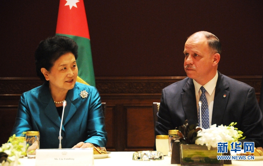 4月20日，在約旦首都安曼，約旦代國王費薩爾（右）會見中國國務(wù)院副總理劉延?xùn)|。 新華社記者林曉蔚攝