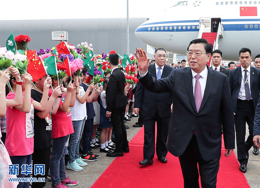 5月8日至10日，中共中央政治局常委、全國人大常委會委員長張德江視察澳門特別行政區(qū)。這是5月8日，張德江抵達澳門國際機場。 新華社記者龐興雷 攝 