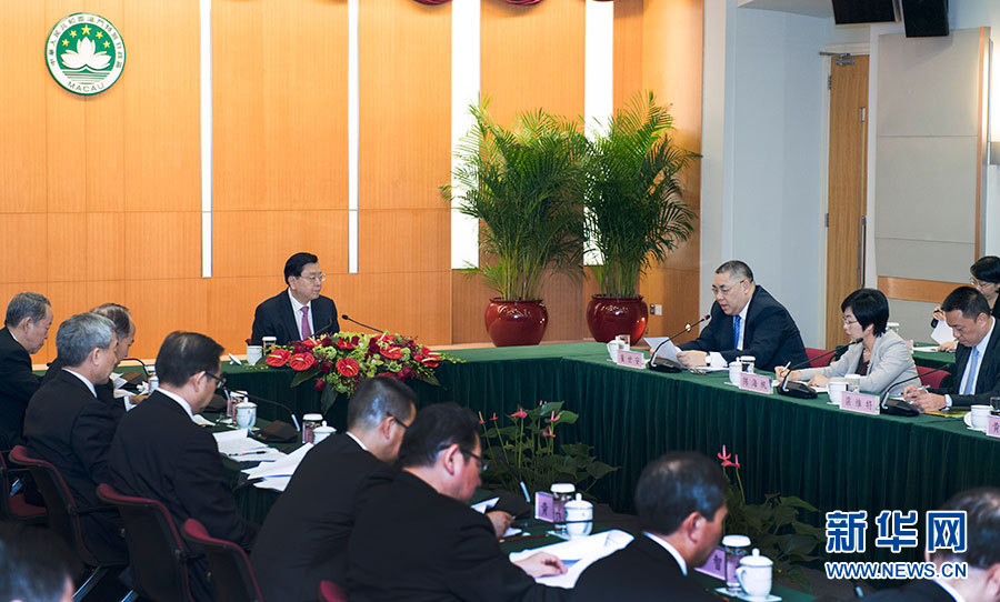 5月8日至10日，中共中央政治局常委、全國人大常委會委員長張德江視察澳門特別行政區(qū)。這是5月8日，張德江聽取澳門特別行政區(qū)政府工作匯報。新華社記者 李學仁 攝