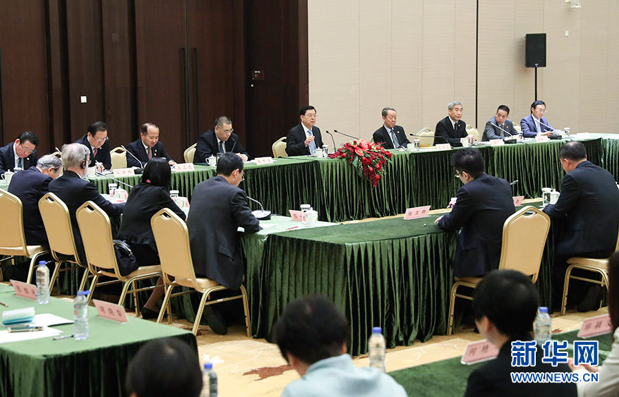 5月8日至10日，中共中央政治局常委、全國人大常委會委員長張德江視察澳門特別行政區(qū)。這是5月10日，張德江與教育工作者和學生代表座談。新華社記者 龐興雷 攝