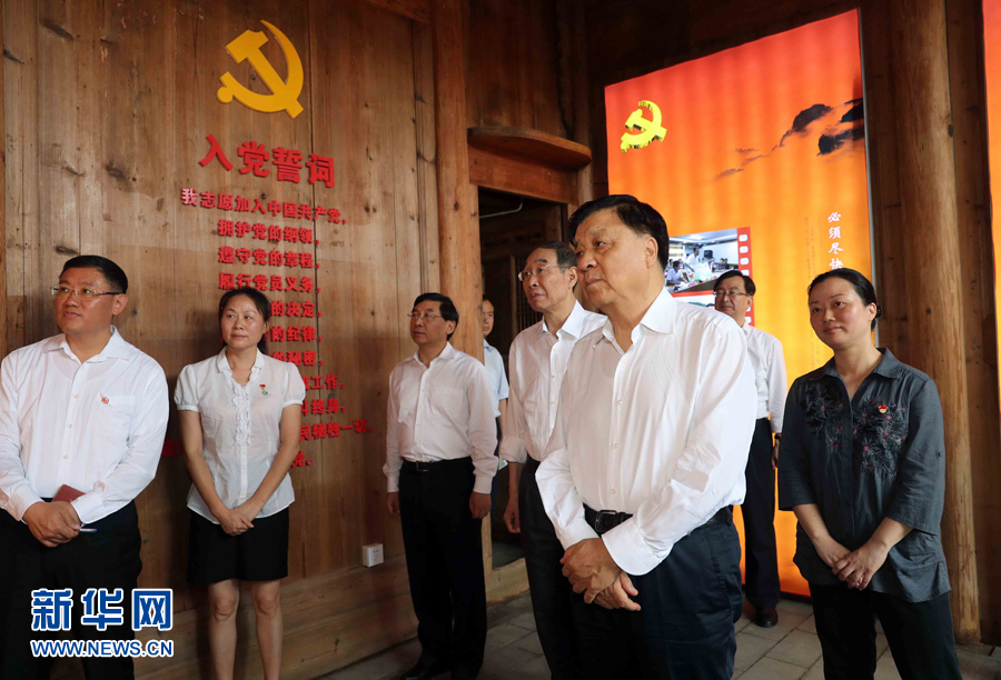 6月8日至10日，中共中央政治局常委、中央書記處書記劉云山在福建調(diào)研。這是6月9日，劉云山專程來到政和縣石圳村，深入了解廖俊波的事跡。新華社記者 劉衛(wèi)兵 攝