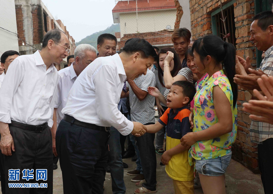6月8日至10日，中共中央政治局常委、中央書記處書記劉云山在福建調(diào)研。這是6月9日，劉云山在福安市溪邳村走訪群眾家庭。新華社記者 劉衛(wèi)兵 攝