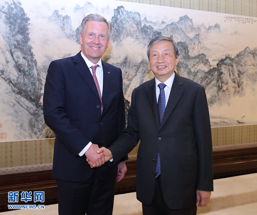 6月13日，國務(wù)院副總理馬凱在北京中南海紫光閣會(huì)見德國前總統(tǒng)、全球中小企業(yè)聯(lián)盟全球主席武爾夫。 新華社記者 王曄 攝 