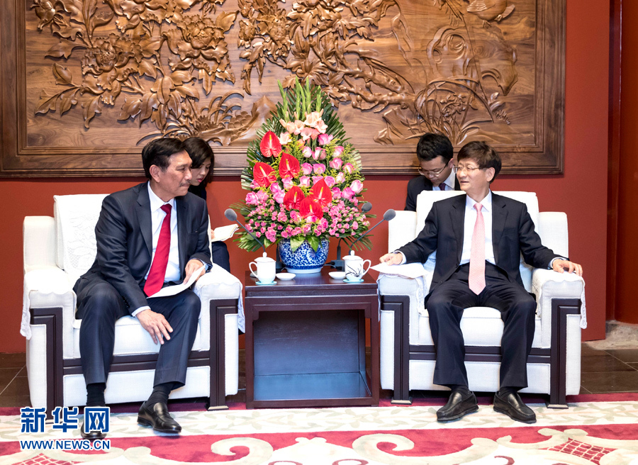 6月15日，中共中央政治局委員、中央政法委書(shū)記孟建柱在北京會(huì)見(jiàn)印尼總統(tǒng)特使、海洋統(tǒng)籌部長(zhǎng)盧胡特。   新華社記者 丁海濤攝