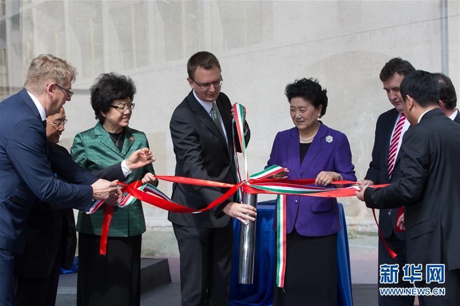 6月18日，在匈牙利布達(dá)佩斯，中國(guó)國(guó)務(wù)院副總理劉延?xùn)|在考察匈牙利塞梅爾維斯醫(yī)科大學(xué)時(shí)為健康學(xué)院新教學(xué)樓奠基。中國(guó)國(guó)務(wù)院副總理劉延?xùn)|18日在布達(dá)佩斯考察匈牙利塞梅爾維斯醫(yī)科大學(xué)并出席中匈中醫(yī)藥教育合作系列活動(dòng)。 新華社發(fā)（弗爾季&middot;奧蒂洛攝） 