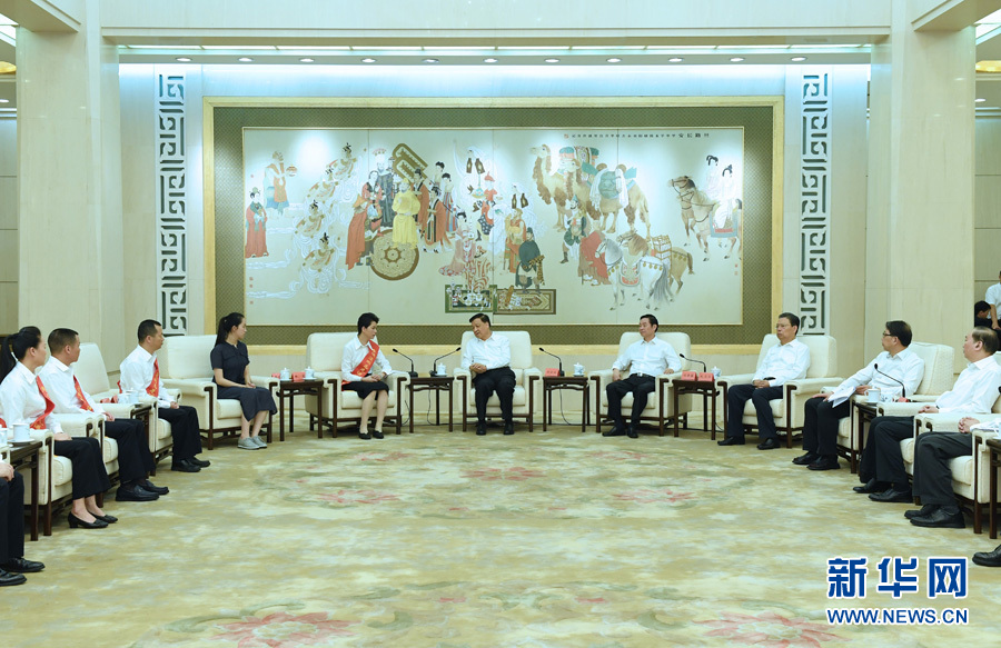 6月21日，廖俊波同志先進(jìn)事跡報(bào)告會(huì)在北京人民大會(huì)堂舉行。報(bào)告會(huì)前，中共中央政治局常委、中央書記處書記劉云山會(huì)見報(bào)告團(tuán)成員，代表習(xí)近平總書記，代表黨中央，向廖俊波同志家屬表示親切慰問，并頒發(fā)黨中央追授廖俊波同志&ldquo;全國(guó)優(yōu)秀共產(chǎn)黨員&rdquo;證書、獎(jiǎng)?wù)?。新華社記者 饒愛民 攝