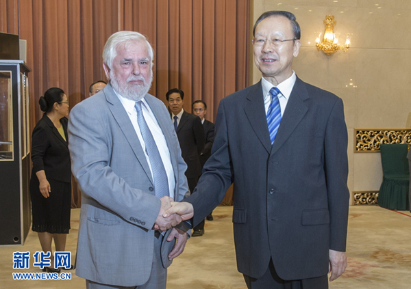 6月28日，中共中央書記處書記、全國政協(xié)副主席、中國經(jīng)濟社會理事會主席杜青林在北京會見歐盟經(jīng)濟社會委員會主席達西斯。 新華社記者 崔新鈺 攝