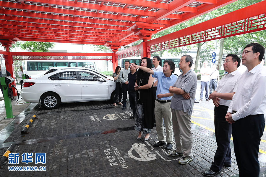 近日，中共中央政治局委員、國(guó)務(wù)院副總理馬凱在北京調(diào)研新能源汽車(chē)產(chǎn)業(yè)發(fā)展。這是7月4日，馬凱在北京深入新能源汽車(chē)充換電設(shè)施、充電服務(wù)平臺(tái)、分時(shí)租賃等單位調(diào)研。新華社記者 龐興雷 攝