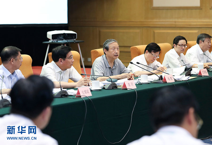 近日，中共中央政治局委員、國(guó)務(wù)院副總理馬凱在北京調(diào)研新能源汽車(chē)產(chǎn)業(yè)發(fā)展。這是7月4日，馬凱在北京深入新能源汽車(chē)充換電設(shè)施、充電服務(wù)平臺(tái)、分時(shí)租賃等單位調(diào)研，并主持召開(kāi)推廣應(yīng)用座談會(huì)。新華社記者 龐興雷 攝