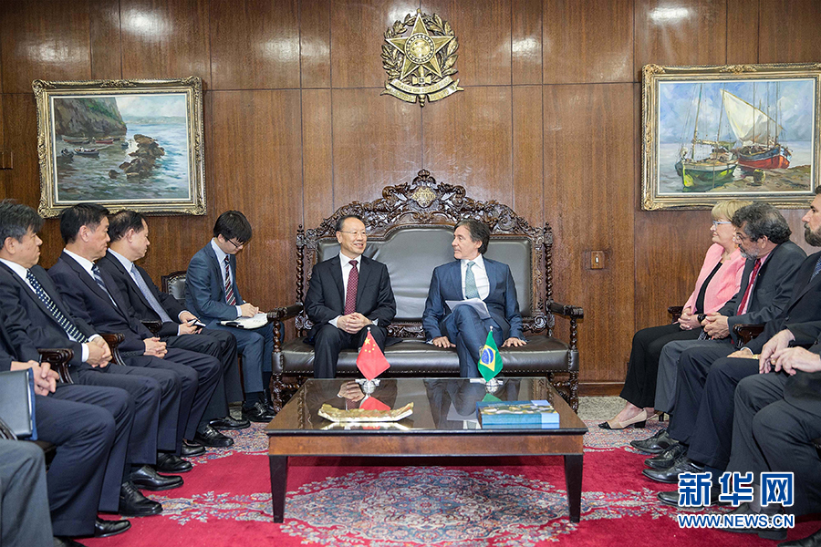 7月11日，在巴西首都巴西利亞，中共中央書記處書記、全國政協(xié)副主席杜青林（中左）會見巴西參議院議長歐尼西奧&middot;奧利維拉（中右）。新華社記者李明攝