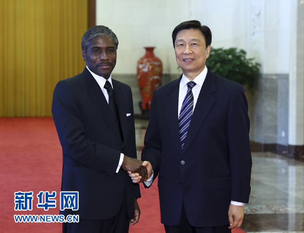 7月13日，中國(guó)國(guó)家副主席李源潮在北京人民大會(huì)堂與赤道幾內(nèi)亞副總統(tǒng)曼格會(huì)談。 新華社記者 謝環(huán)馳 攝