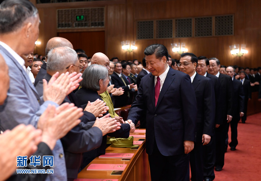 7月28日，慶祝中國(guó)人民解放軍建軍90周年文藝晚會(huì)《在黨的旗幟下》在北京人民大會(huì)堂舉行。中共中央總書記、國(guó)家主席、中央軍委主席習(xí)近平和李克強(qiáng)、張德江、俞正聲、劉云山、王岐山、張高麗等黨和國(guó)家領(lǐng)導(dǎo)人，與首都3000多名各界群眾一起觀看演出。演出開始前，習(xí)近平等與老戰(zhàn)士、老同志代表和&ldquo;八一勛章&rdquo;獲得者親切握手。新華社記者 李學(xué)仁 攝